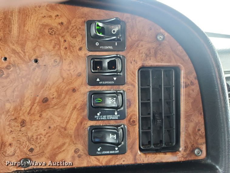 image for item MW9646 2004 Peterbilt 357  dump truck