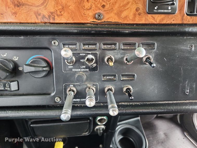 image for item MW9646 2004 Peterbilt 357  dump truck