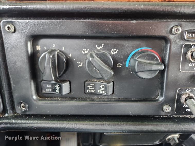 image for item MW9646 2004 Peterbilt 357  dump truck