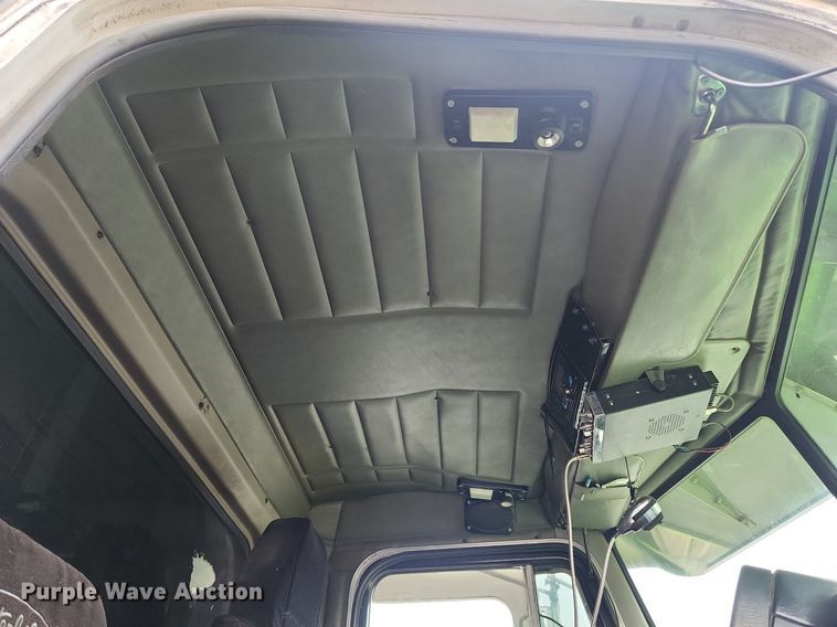 image for item MW9646 2004 Peterbilt 357  dump truck