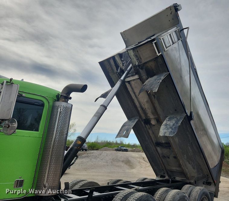 image for item MW9646 2004 Peterbilt 357  dump truck