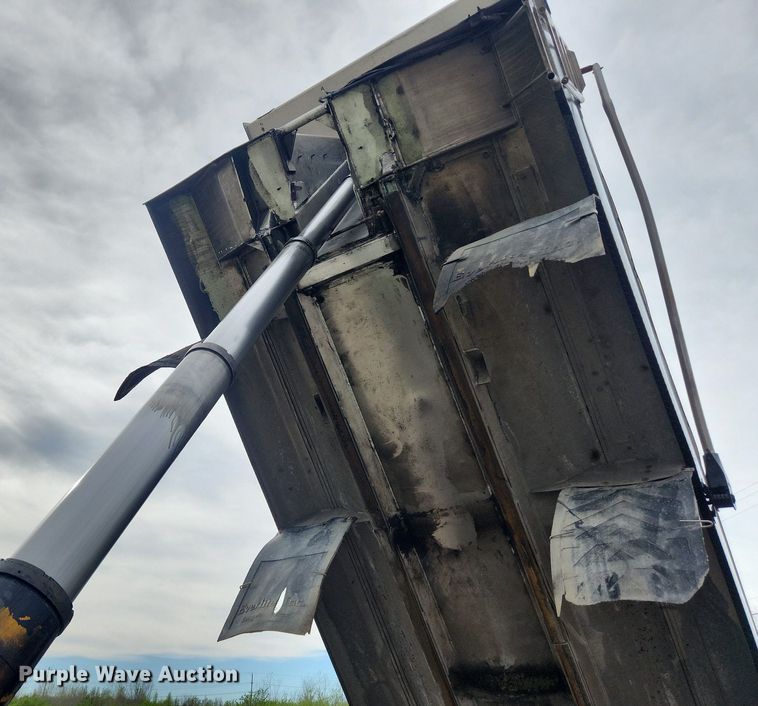 image for item MW9646 2004 Peterbilt 357  dump truck