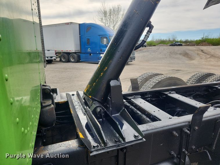 image for item MW9646 2004 Peterbilt 357  dump truck