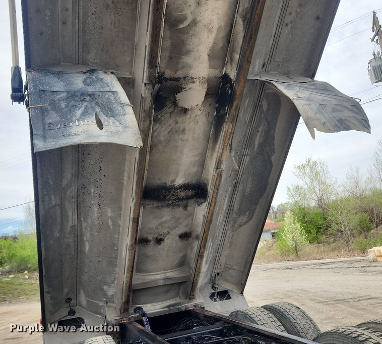 image for item MW9646 2004 Peterbilt 357  dump truck