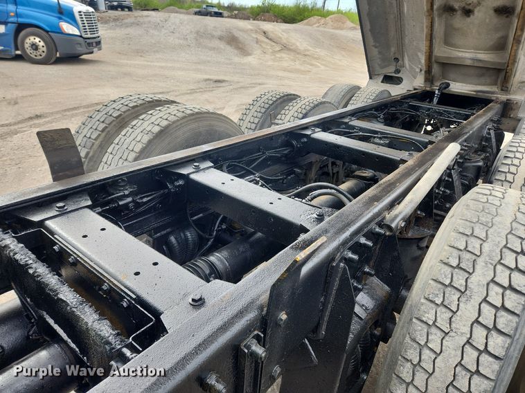 image for item MW9646 2004 Peterbilt 357  dump truck