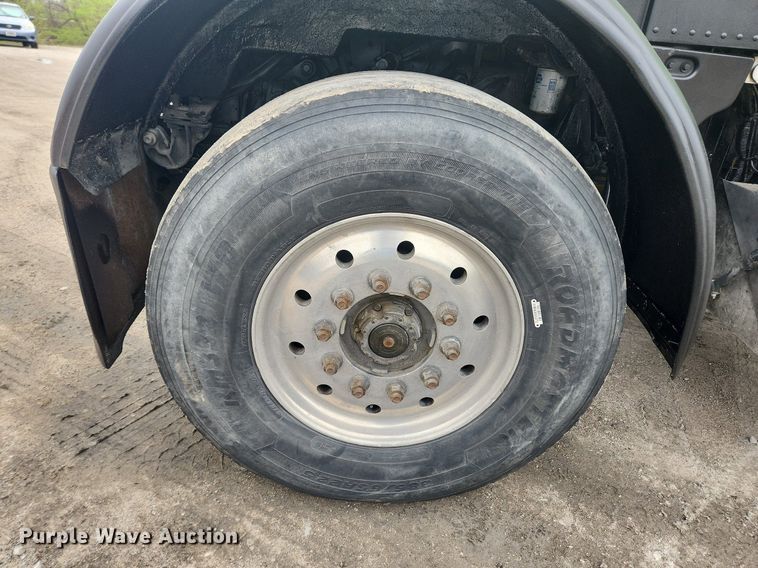 image for item MW9646 2004 Peterbilt 357  dump truck