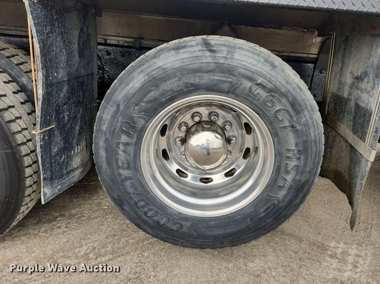 image for item MW9646 2004 Peterbilt 357  dump truck