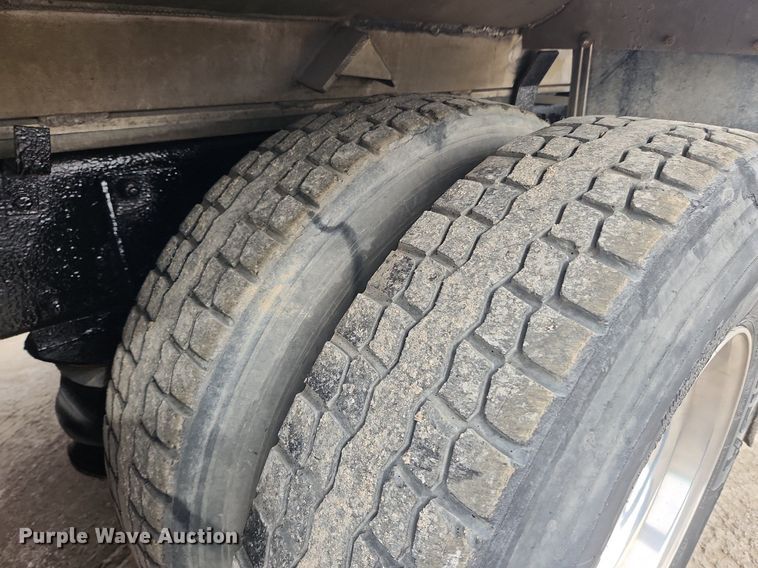 image for item MW9646 2004 Peterbilt 357  dump truck