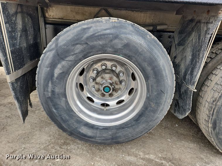 image for item MW9646 2004 Peterbilt 357  dump truck