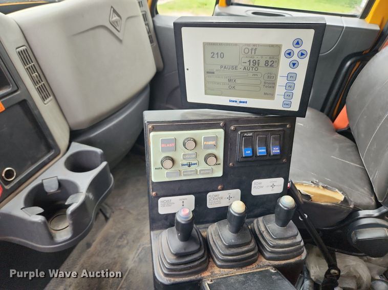 image for item MW9786 2009 International WorkStar 7500  dump truck