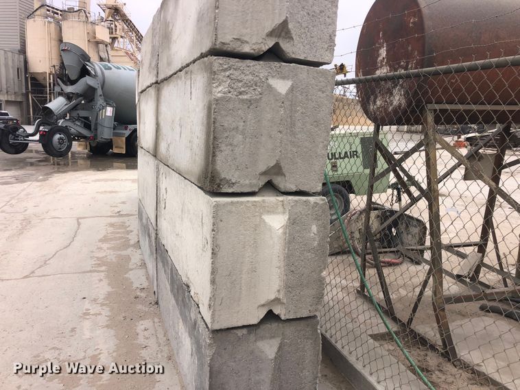 image for item ZA0223 (16) concrete edge bunker blocks