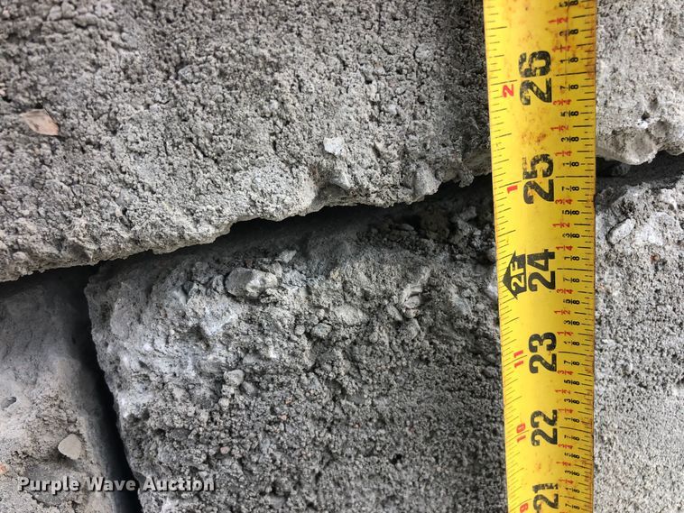image for item ZA0225 (16) concrete edge bunker blocks