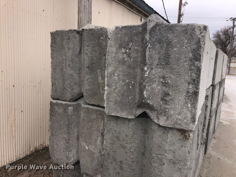 image for item ZA0230 (24) concrete edge bunker blocks