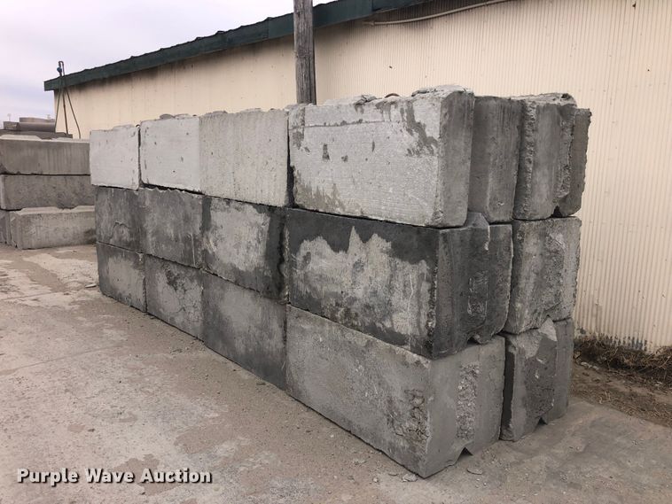 image for item ZA0233 (24) concrete edge bunker blocks
