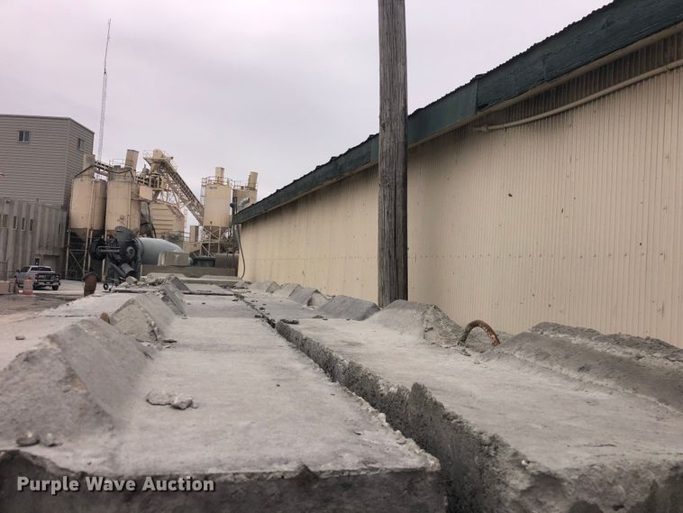 image for item ZA0241 (24) concrete edge bunker blocks