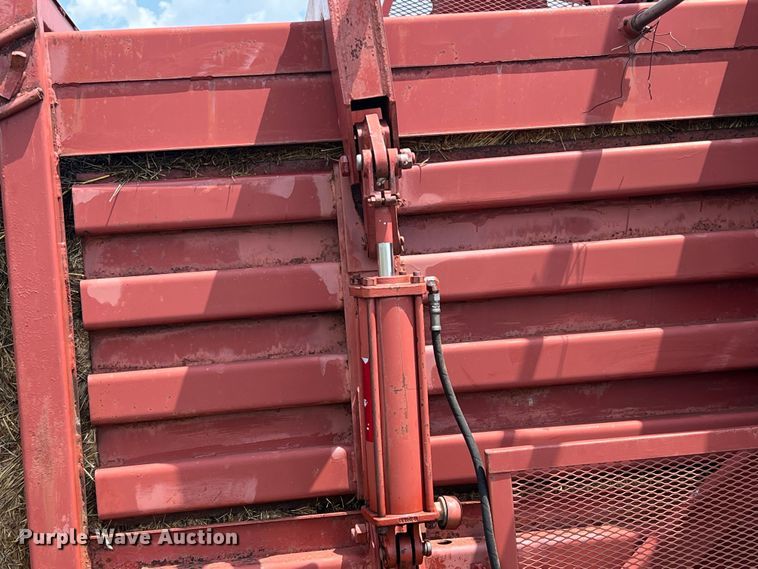 image for item DN3025 Hesston 4800  large square baler