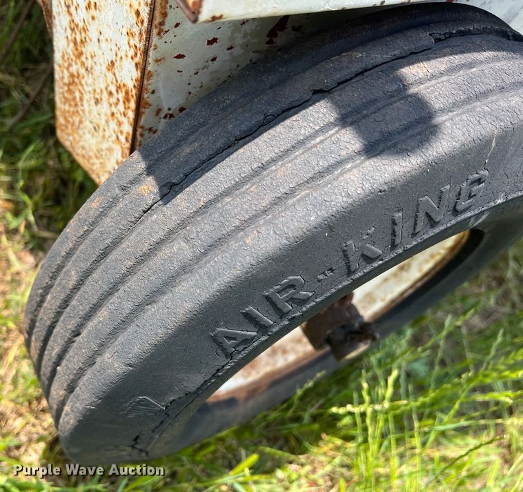 image for item DN3025 Hesston 4800  large square baler