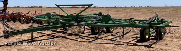 image for item DN4647 John Deere 610  field cultivator