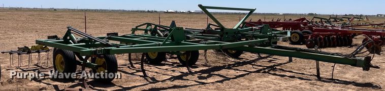 image for item DN4647 John Deere 610  field cultivator