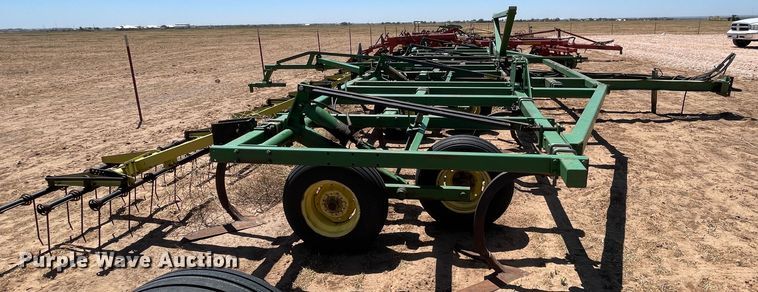 image for item DN4647 John Deere 610  field cultivator