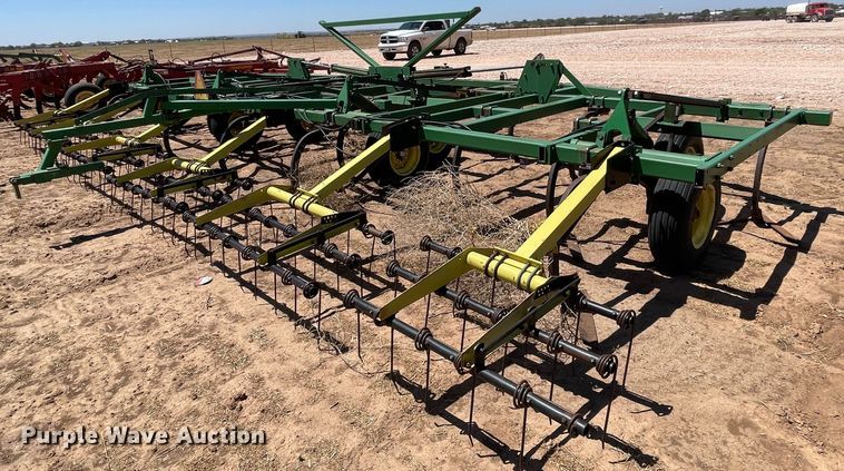 image for item DN4647 John Deere 610  field cultivator