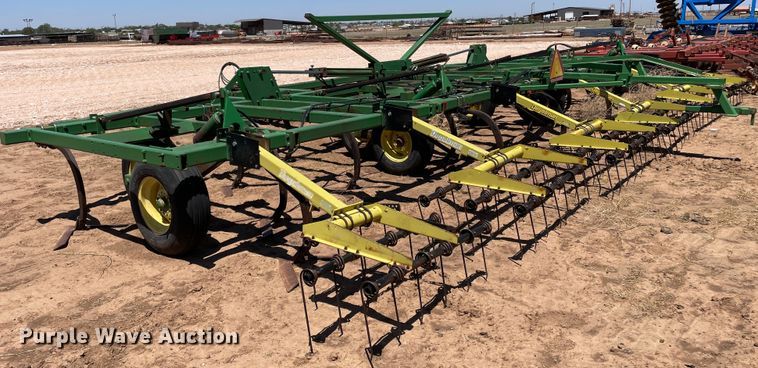 image for item DN4647 John Deere 610  field cultivator