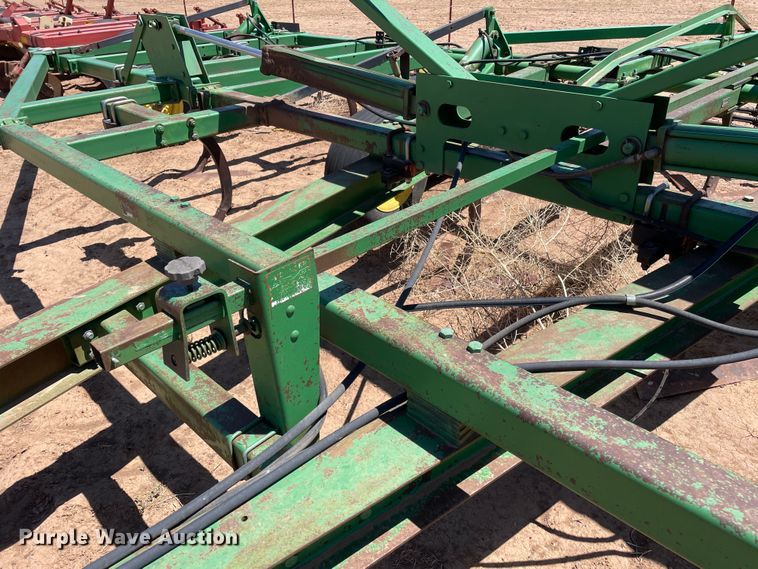 image for item DN4647 John Deere 610  field cultivator