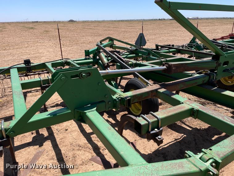 image for item DN4647 John Deere 610  field cultivator