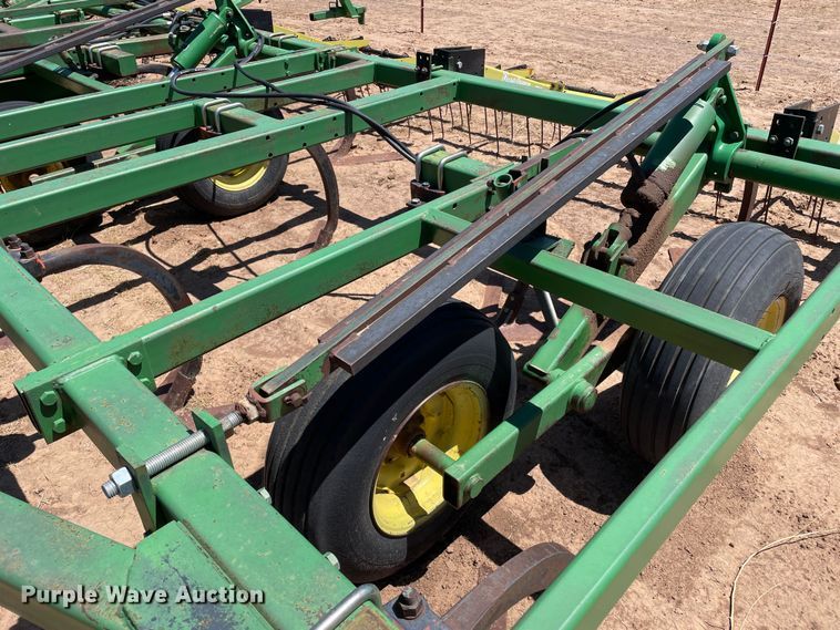 image for item DN4647 John Deere 610  field cultivator