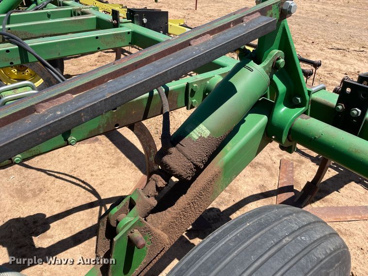 image for item DN4647 John Deere 610  field cultivator