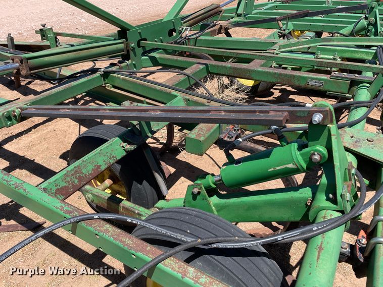 image for item DN4647 John Deere 610  field cultivator