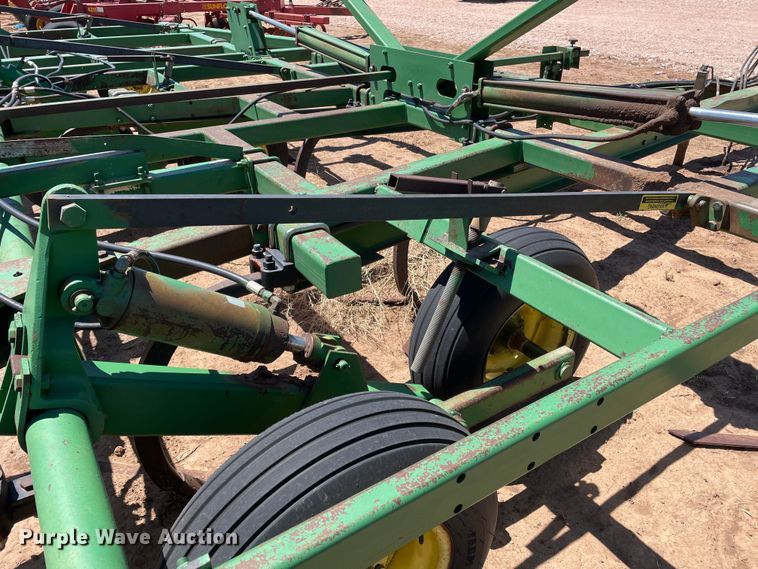 image for item DN4647 John Deere 610  field cultivator