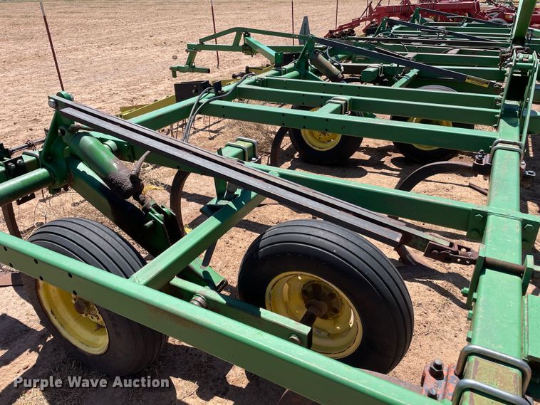 image for item DN4647 John Deere 610  field cultivator