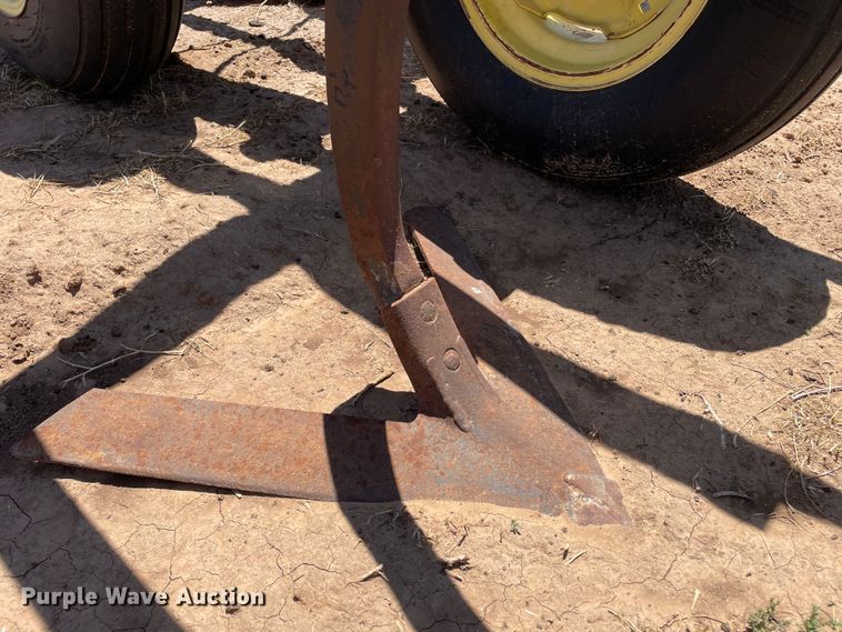 image for item DN4647 John Deere 610  field cultivator