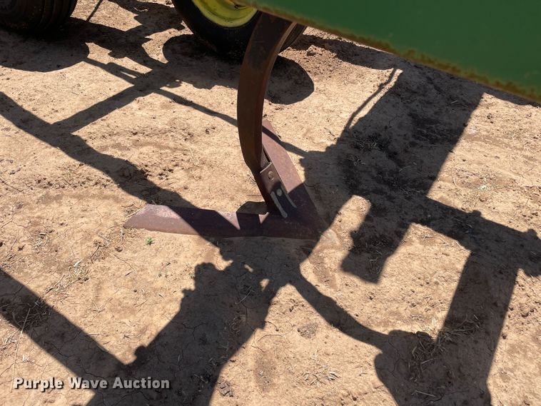 image for item DN4647 John Deere 610  field cultivator