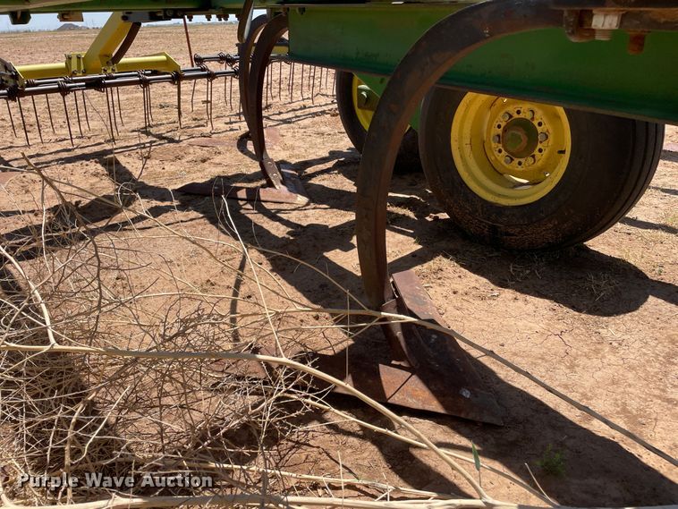 image for item DN4647 John Deere 610  field cultivator