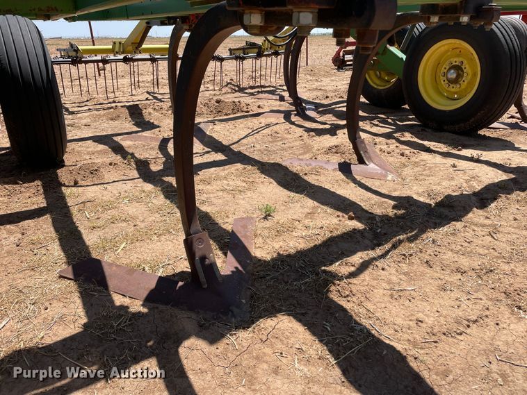 image for item DN4647 John Deere 610  field cultivator