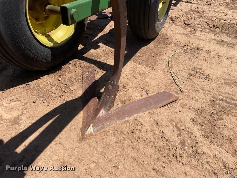 image for item DN4647 John Deere 610  field cultivator