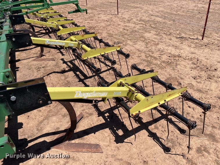 image for item DN4647 John Deere 610  field cultivator