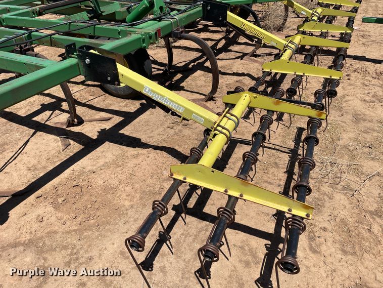 image for item DN4647 John Deere 610  field cultivator