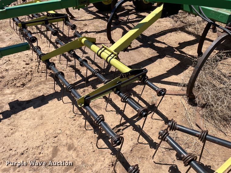 image for item DN4647 John Deere 610  field cultivator
