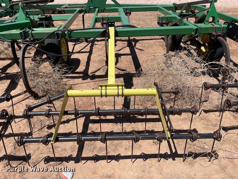image for item DN4647 John Deere 610  field cultivator