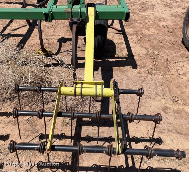 image for item DN4647 John Deere 610  field cultivator