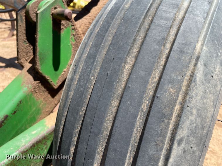 image for item DN4647 John Deere 610  field cultivator