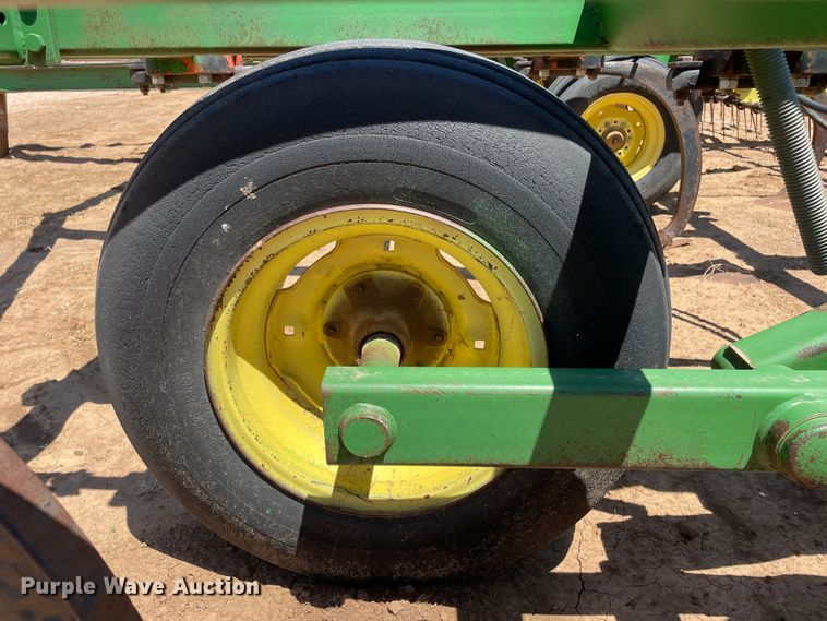 image for item DN4647 John Deere 610  field cultivator