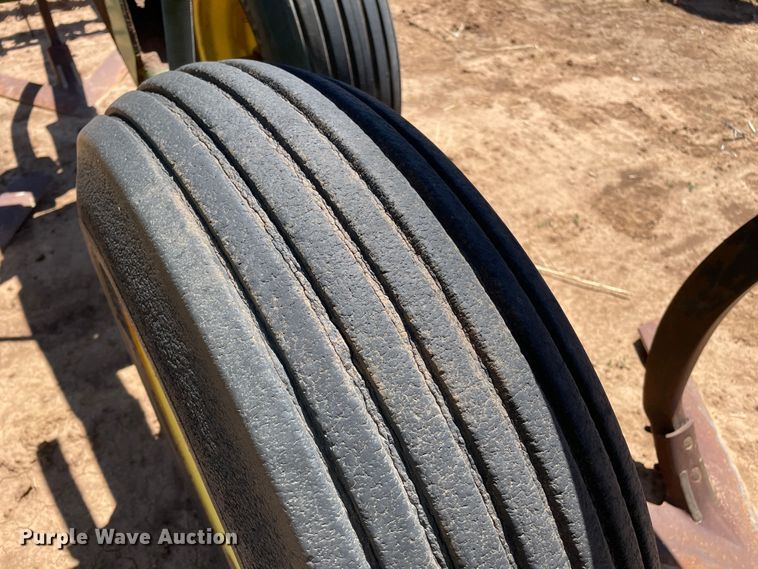 image for item DN4647 John Deere 610  field cultivator