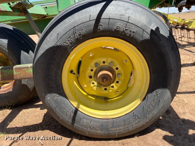 image for item DN4647 John Deere 610  field cultivator