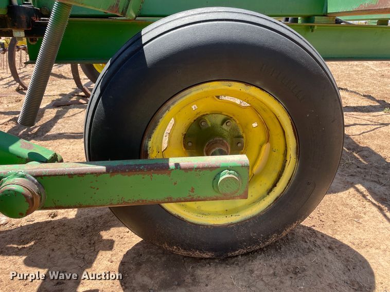 image for item DN4647 John Deere 610  field cultivator