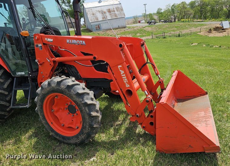 image for item DO4385 Kubota M7060D  MFWD tractor