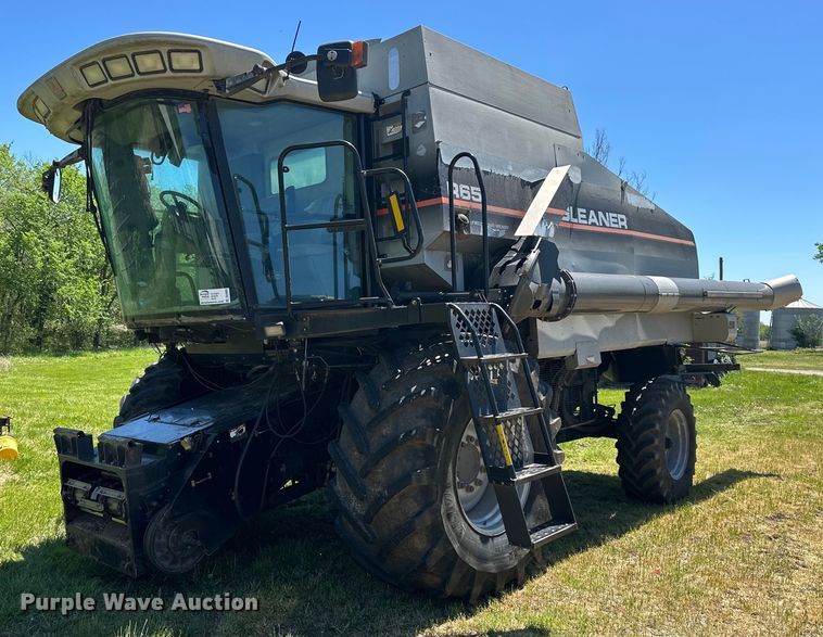 image for item DO4938 2006 Gleaner R65  combine